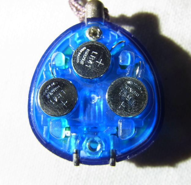 LR41というやや小型のボタン電池で意外に高い