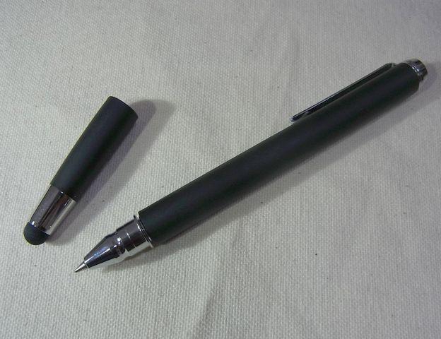 タッチペンのキャップを取るとボールペンが現れる