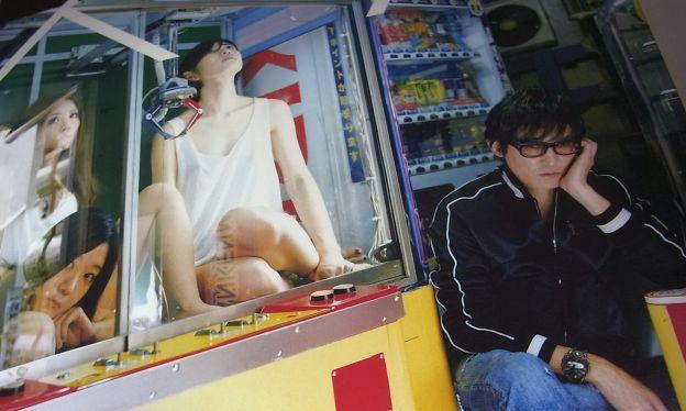 人間のモデルをUFOキャッチャーに閉じ込めたインベカヲリのフォトも素晴らしくエグい