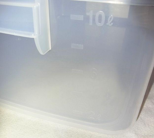 サイドには2L刻みの目安の目盛がある。