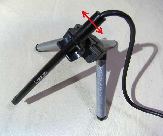 軸のおしりに付いている筒を回してピント調整