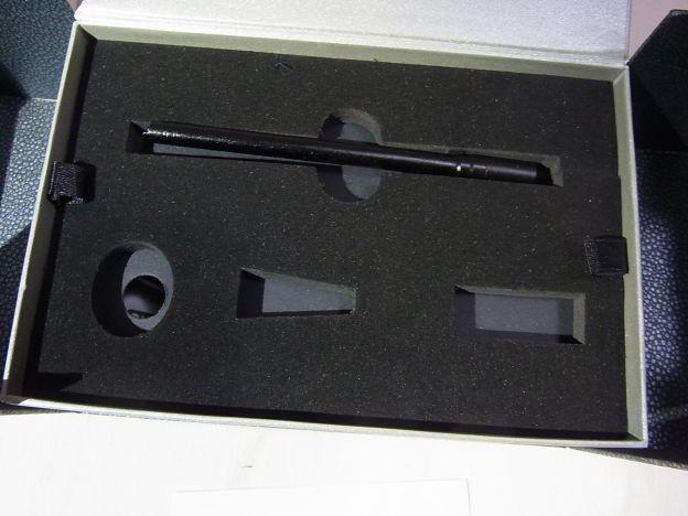 箱を開けると「付属品不足か?」と思えるほど様々な「穴」がある。