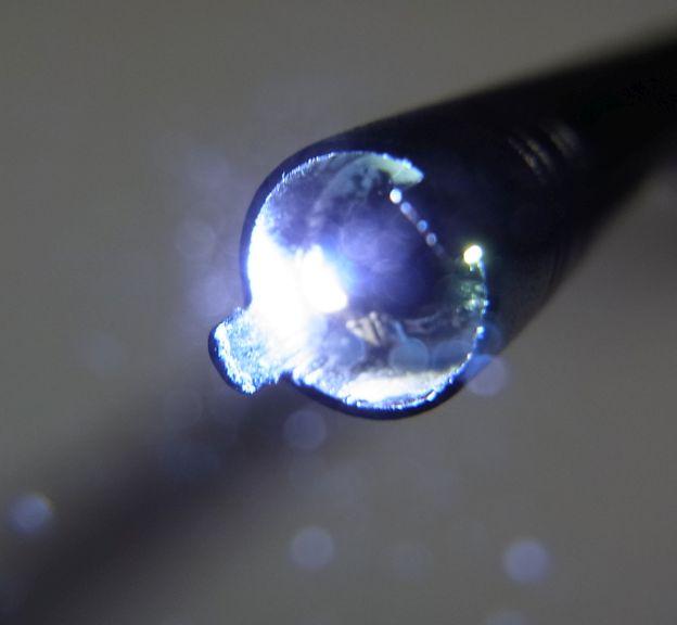 先には2灯のLEDが仕込まれている。