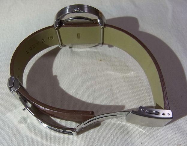 革ベルトで一般的なタイプでなく、金属ベルト風のバックル。