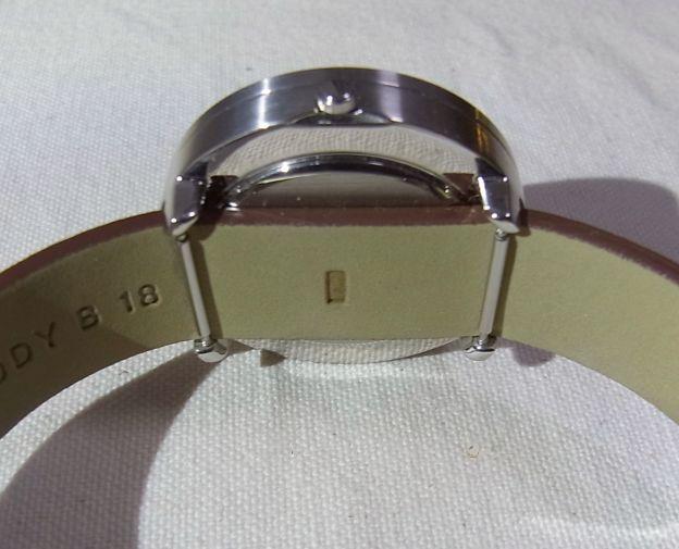 時計のケースの「裏」にバンド様のベルトが付いているので...