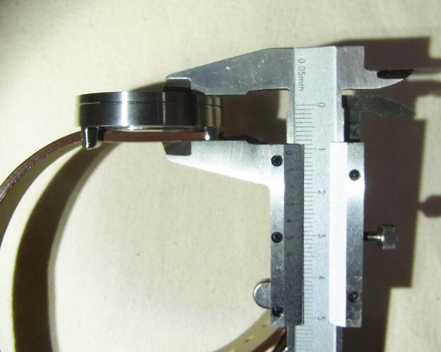 ..ベルトの厚みも含めて、腕から1cm以上「飛び出す」