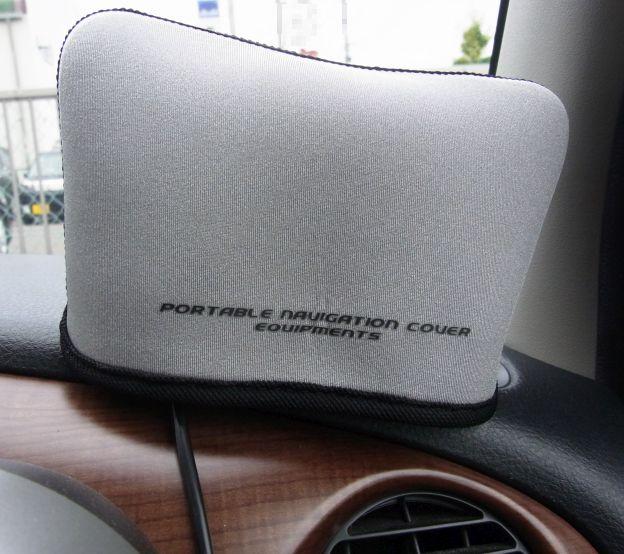 レーダーにかぶせている...というよりはふせたカバーの中にレーダーがある、という感じ。