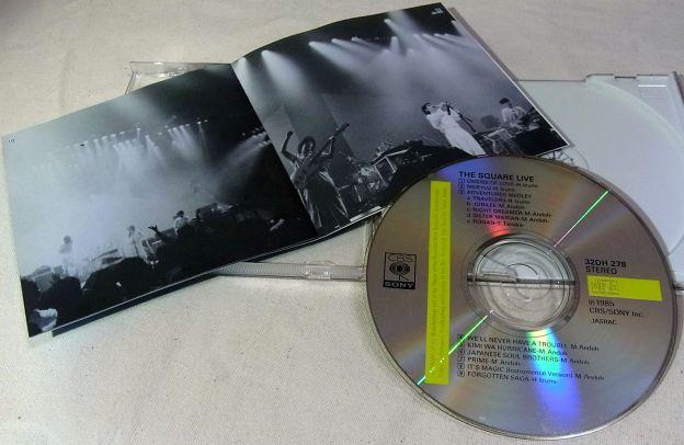 ライナーの写真は白黒で地味だなー...