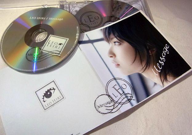 消印や切手を模した装丁