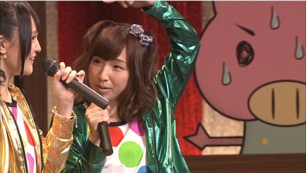 背景と言い、衣装と言い、声優と言うよりは芸人?w