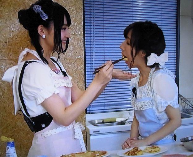 だし巻き卵をあやっぺの口に押し込むあっちゃん