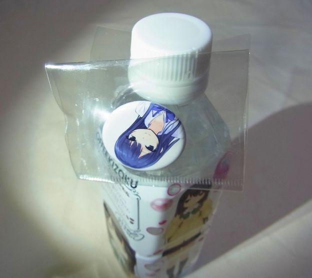 缶バッジは首かけされている。