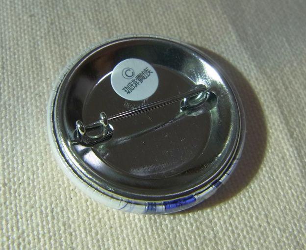 後ろは普通の安全ピンタイプ