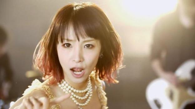 バンド仕立てのスピード感溢れる「Hi FiVE!」