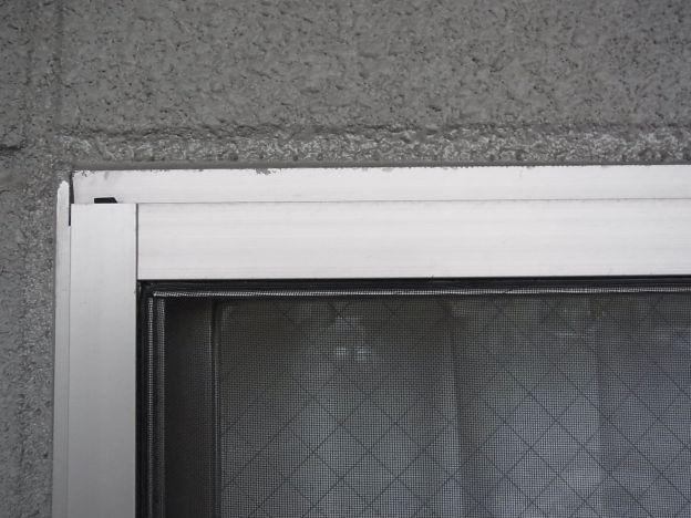 アパートのサッシは上の溝が塗り込まれており、金具を引っかけるところがない