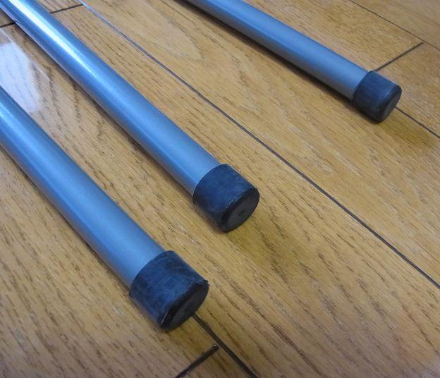 パイプの端にはゴム足は付いているが、紐を通す穴などはない。