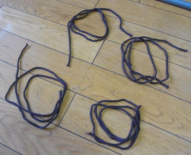 紐は丈夫そうなモノだが...4本。3本のパイプに対して4本。