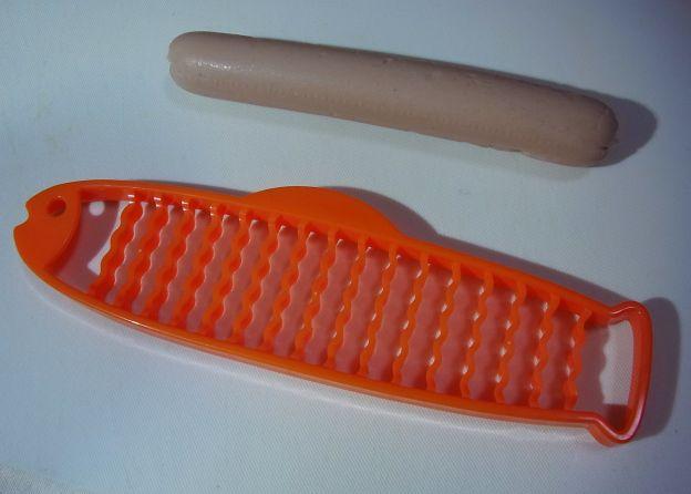 魚肉ソーセージのビニールの皮をむいて....