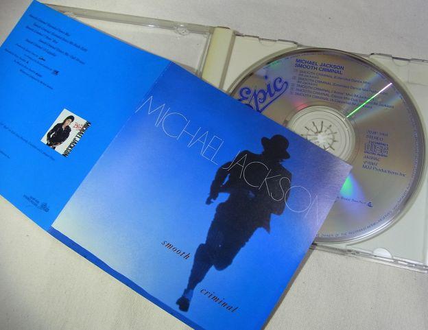 この蒼いバックにシルエットが浮かぶジャケットいいなー