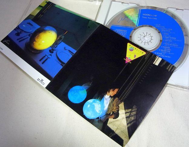 暗い室内でぼうっと光る月球儀が幻想的だ