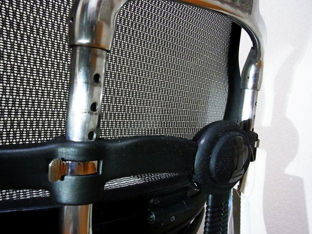 背もたれは上下動可(4段階)