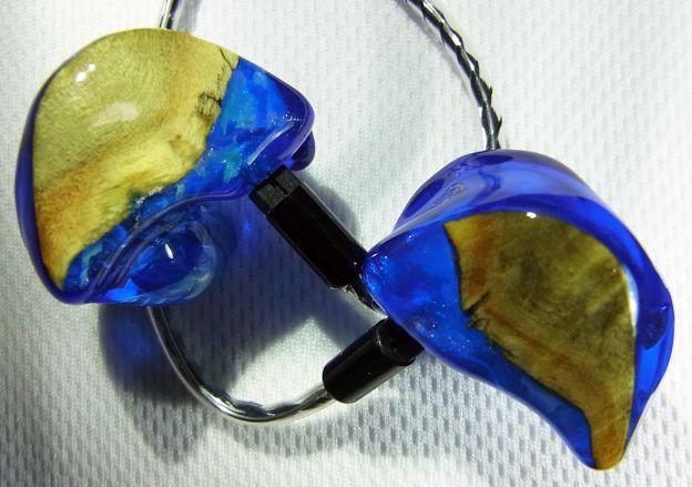 この木目と碧という意外な組み合わせがすごく魅惑的