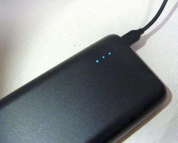 今は充電中。3/4コのLED点灯中。