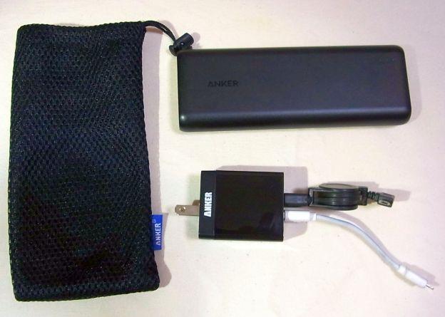 持ち歩きセット。だいたいのものに充電でき、バッテリーも再充電可。