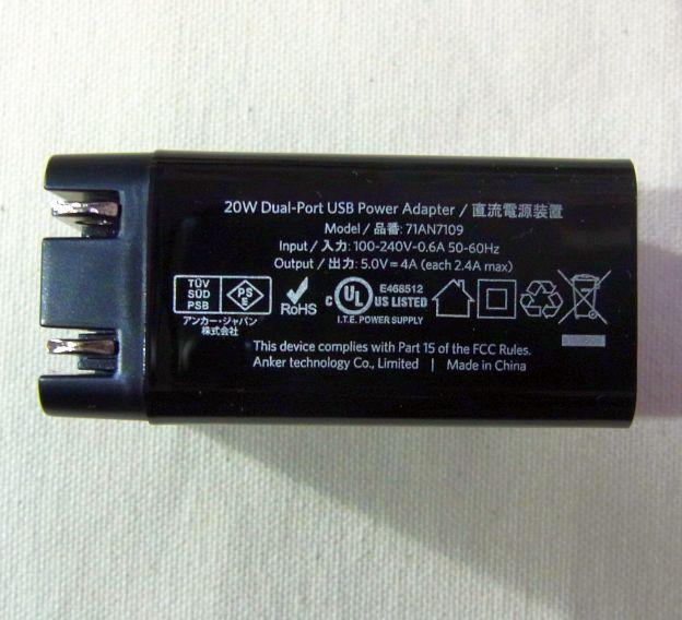 入力電圧100~240V対応で最大トータル4A、各ポート2.4A。