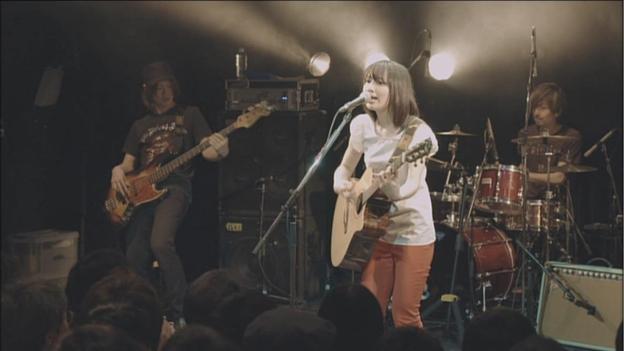 フィードバックがかかったディストーションギターがガーンっっとなって始まる