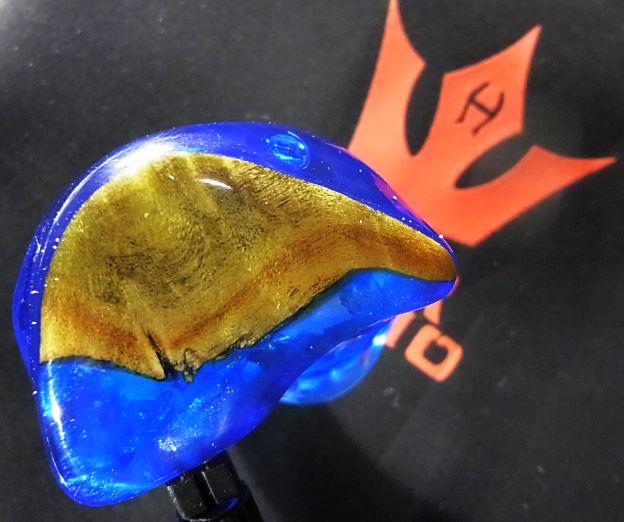 特に左サイドが木製の部分が透けているのが美しい。