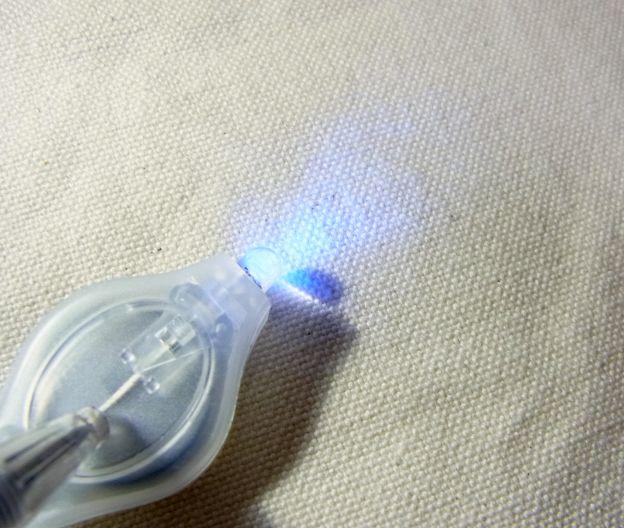 プッシュボタン式のLEDブラックライトが付く...のがキモ。