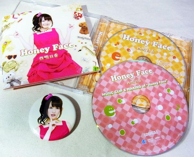 販売店特典の缶バッヂつき