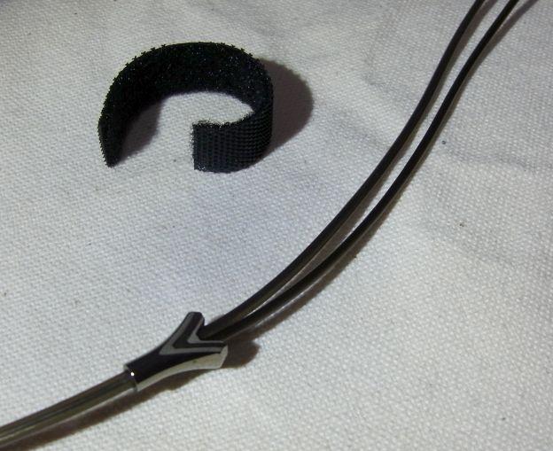 ちょっとつるつるてかてかした変わったケーブル(まとめるためのマジックテープ付き)