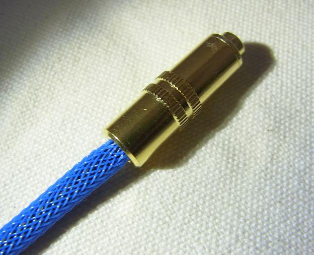 一つ一つ真鍮削り出しにて制作したという2.5mmバランスジャック側