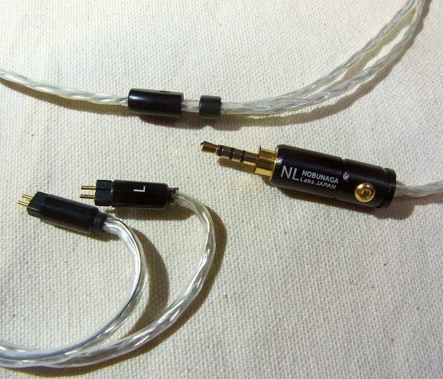 端子類の質感は、まぁふつー。2.5mmプラグ以外は少しプラスチッキー?