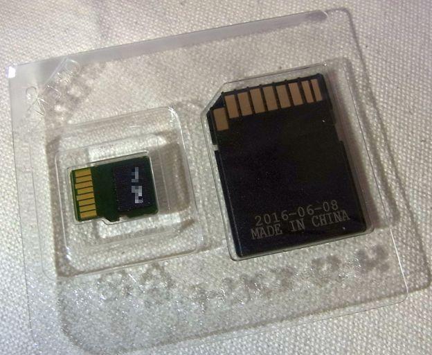 型取りされた透明プラに埋め込まれ、裏にはフィルムが貼ってあるだけ