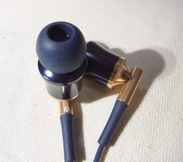 なかなか上手い色に出ないなぁ..実物はもう少し深い碧でキラリと光っている