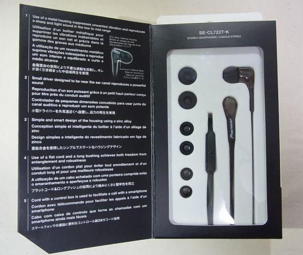 イヤーチップは4種(1種装着済み)、多言語の説明文