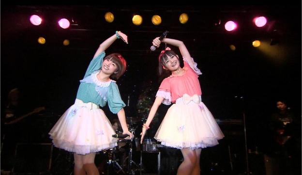 衣装も振り付けもかわいらしい感じ