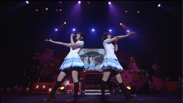 演奏に合わせてもう一度流されたPVをバックに歌う二人