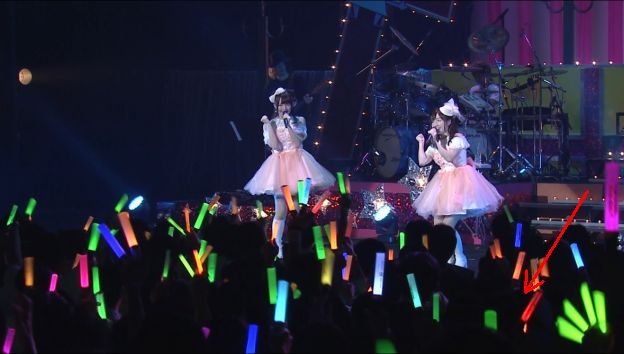 静止画だとワカランけれど、バックビートで色を変えるこのパターンはワ・タ・シw