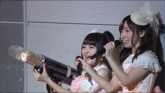 次々に打ち込まれるTシャツやサインボール