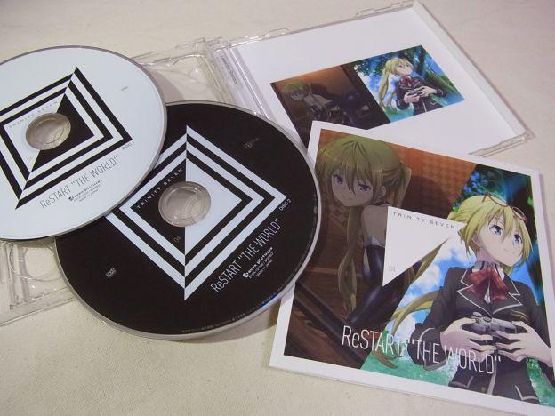 光と影を表しているのかディスクもCDは白、DVDは黒