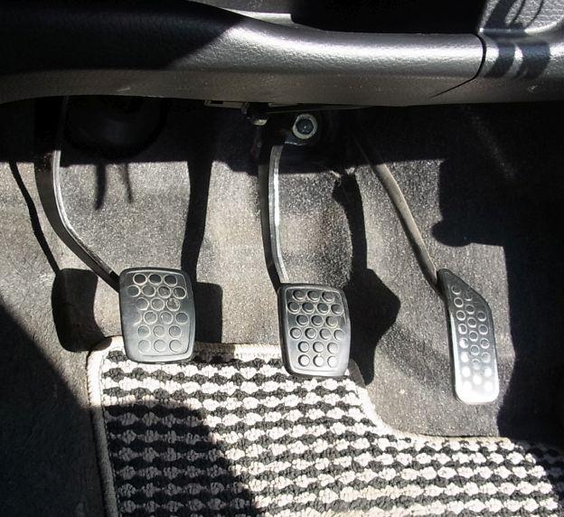 ...たしかにペダルは3つありますな。