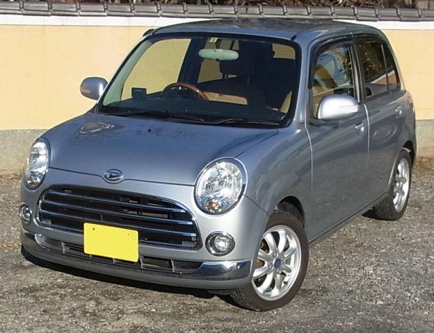 まだ街中でよく見かけるL650系ミラジーノで、色はありがちの銀