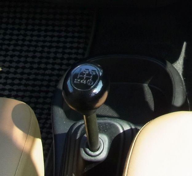 いかにも「実用車!」と言う感じの味も素っ気もない元のノブ