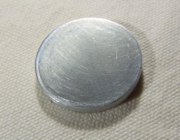 裏は何の加工もされていないので、両面テープで貼り付ける