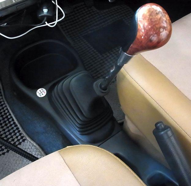 貼付後。左上の方が運転席から見えやすいので。