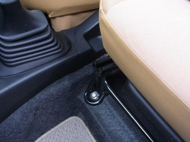 助手席のシートレール取付位置。盛り上がっているのでつけられるかな?